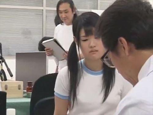 純粋な少女、愛音麻。検査の痛みで涙を流す姿に、性的興奮を覚える