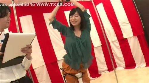 賞金欲しさに電マ責めされちゃう素人の娘たち！キツい電マで悶える姿に、変態男は興奮を抑えきれない。