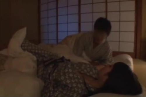 睡眠中の性的虐待は、従業員に安心感を与え、興奮させながら、挿入された夜のそり遊びにすぐに出かけるようにする。