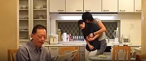 疑問な姿を見て、義理の母親近親間姦映像で困惑する。
