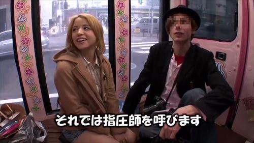 外国人男性と偶然出会い、性的な関係を迫りながら車内で性的行為