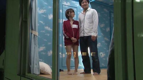 クールなショートカットが超スタイル抜群で、セクシーな体つきしてる。先輩女子社員、スポーツテストで全力だもん。