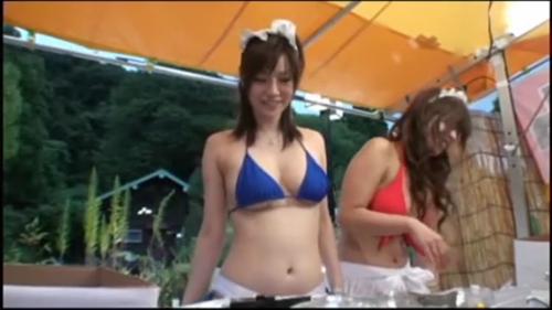 ユーザーに感じることなく、最高のデカパイ娘がプールサイドでプレイ。