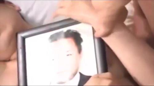 亡き夫を悼みつつある奥様を、聖職者である私お教は慰めるため、深く抱きしめ、そしてその身を愛撫します