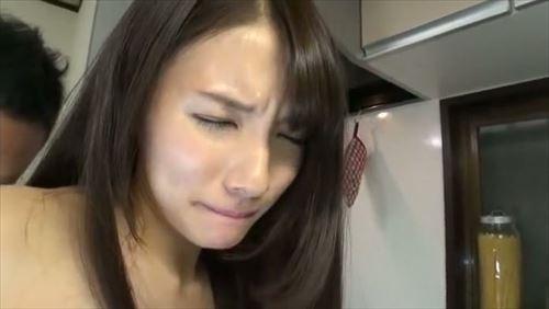 美しい女性が魅惑的なポーズで男性器に挿入され、激しい感覚に酔いしれている