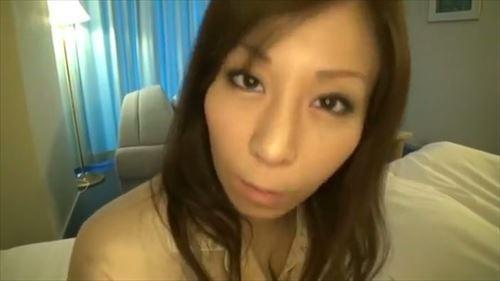 熟女が性的行為を演じ、ホテルで快楽に溺れる
