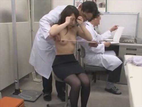 亜美ちゃんの肌は敏感で、隠しカメラが映し出す彼女のいやらしいな姿は極めて魅力的だった。