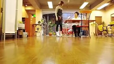 不満を解消するために客の自宅でカットする美容師。
