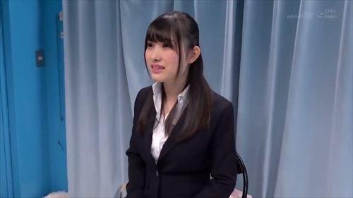 彼女は内定に浮かれていて、すぐに誘いに乗るだろうと考えた