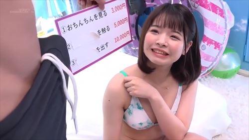 美少女は誘惑の雰囲気に包まれ、連れ込まれた車内で次々と陵辱された
