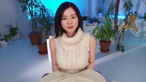 興奮した男たちは、洗体台に密着し、すぐに性交を始めた。