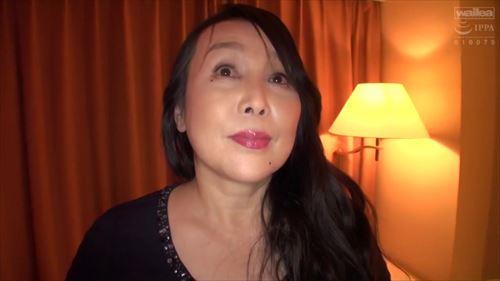 熟女、不倫願望を持つ人妻が、豊満な肉体を揺らし、熱く燃えるような情事