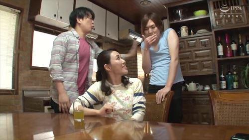 お母さんを薬で惑わしたら、息子にエロエロ的行為を強要する