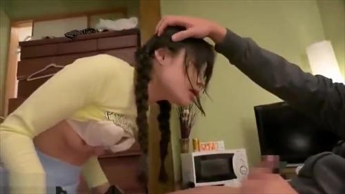 官能的映像確定、コンパクトな女性が強制的に視聴させられる。