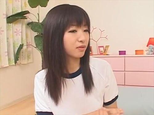 美乳で可愛らしい少女たちが互いにいやらしいな行為を楽しみ、性器を挿入し合う。