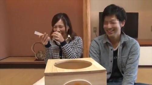 金のために、夫婦は密着する。他人の男性を相手にする。