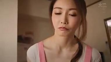 巨乳のご婦人が情熱的になり、下腹部が疼き、夫の同人誌を使って一人Hを始める。