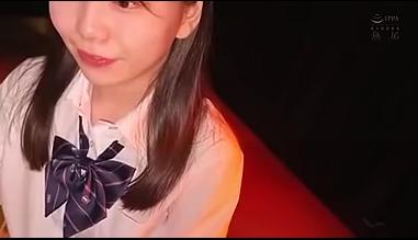 女性が盗撮を見抜かれ、突然の3P体験、チアのかわいい。