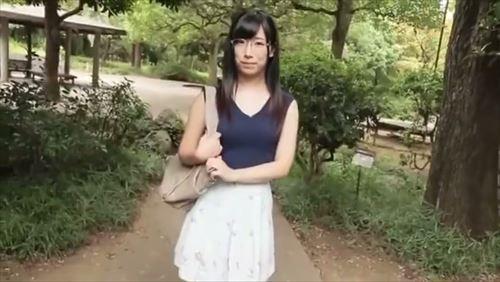 幼い少女がスケベ的に乱暴に扱われ、快感を感じた