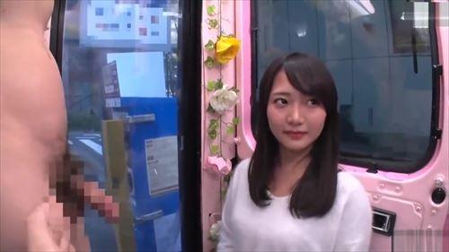 車内で大胆に服を脱ぎ、美しい女性が超エッチ的興奮に達した
