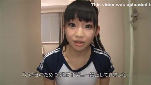 幼い少女が体操服姿でホテルで性的行為に及ぶ様子