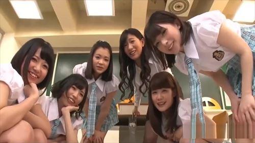 生徒たちは先生に、おしっこをかけたいと願った。