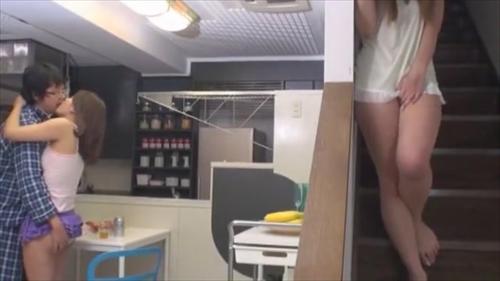 彼らの誘惑する巨乳でくびれのあるロリは、あまりにも官能的で不許可だ。
