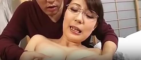 性のに変更中出し、知人の豊乳妻を子息の家庭先生にしたら大変な事にハイカットに着替える。