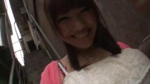 広い胸恋人と廃墟で青姦エッチ、外で散歩中も欲望。
