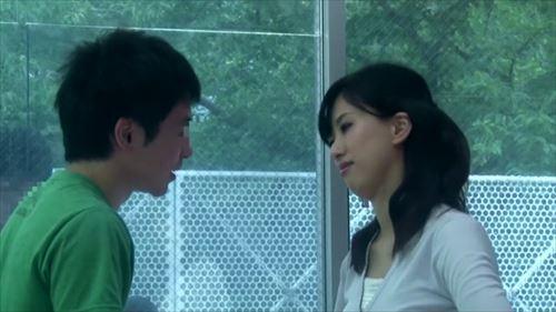 美人の視線は、ミラー越しに映る息子に向けられ、彼の仲間たちに快楽を押しつけながら