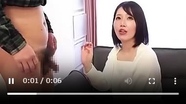 ムチムチな人妻が初体験の男を口で喜ばせる。