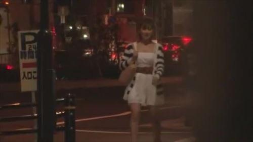 プライベートな時間を満喫する女優に、超エッチ的行為を強要して挿入。