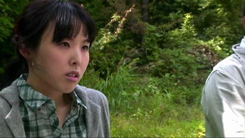 父親は息子の行為を目撃し、その衝動を抑えることができず、少女を乱暴に犯した。