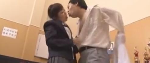 教師は婚約中だが、女子学生に迫り、倉庫で不誠実な行為を続ける。