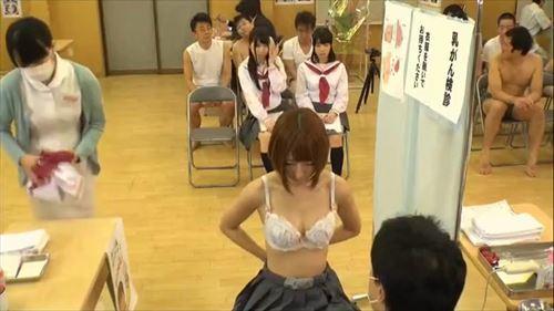 スレンダーで美しい乳房の持ち主、茶髪ギャル美少女。検査シートを肛門に貼り付け、性的な意味合いを含んだ健康診断をしてもらえますか。