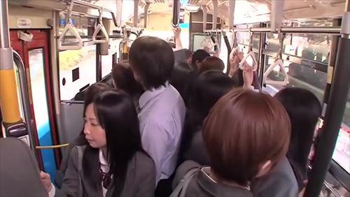 知らない間にキスを交わし、彼の身体に抱きつき、性的な欲求に身を委ねた.
