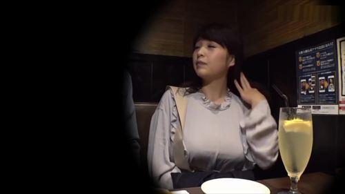 敏感な少女が誘惑され、露骨なショーで男性の性的行為に屈服