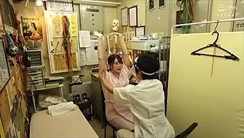治療院にて官能的行為、邪道の施術。