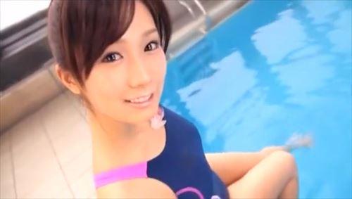 美しく、性的に刺激され、彼女は快感に身を任せて、潮を吹いた。
