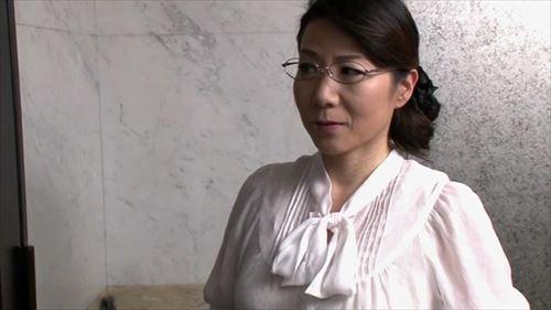 淫乱な年上の女性教師が家庭で生徒を誘惑