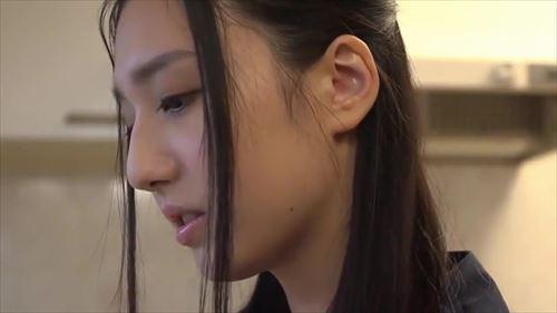 姉の胸を押し付け、裸にした後、マコに手を当てて強く突く