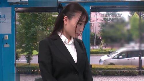 魅力的な女性が彼氏と会うために着たスーツ、薬で性欲が暴走
