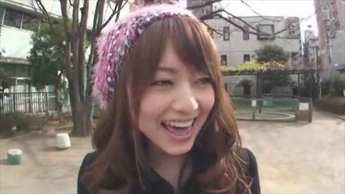 美魔女は快楽を求め、性的に貪欲に、その肉体で彼を満たそうと、性器を露わにした。
