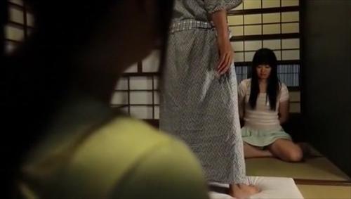 養父がお嫁の体に夢中昼間しき畳プレイ四つん這い極尻揉む。