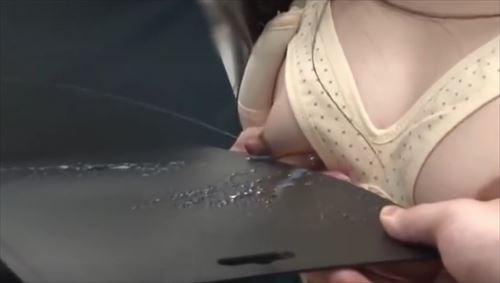 座る姿勢で乳首騙され堂々と挿入され、号乳房から乳汁が垂れる。