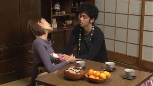 美しい妻が実家でこたつに入り、夫が性的行為を始めた。