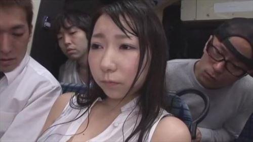 濡れた服の女が男たちに抱きしめられ、性的対象に