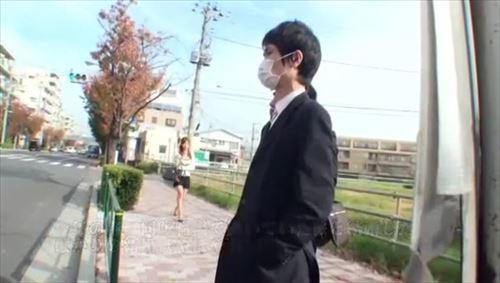 人妻は車内での痴漢行為に抵抗できず、手マンされ続け、快感に溺れてしまった