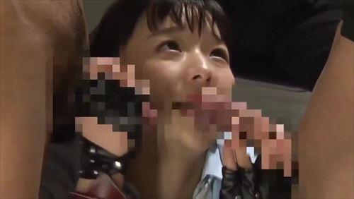 犯された女性捜査官は、エロティック的に乱暴な行為の後、膣内をビールで洗浄された。