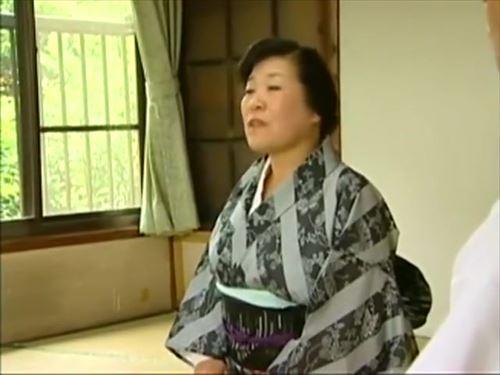 新妻は男ばかりの家族に囲まれ、夫とその兄弟、そして父に次々と求められる